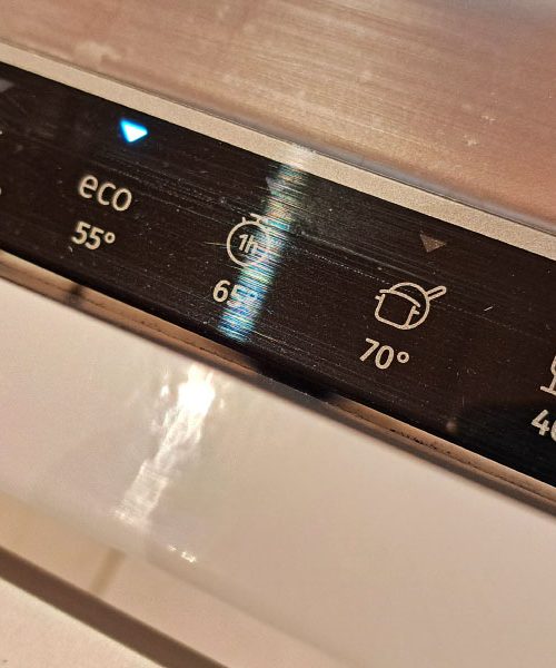 Samo en dober razlog, zakaj pomivalni stroj nikoli ne sme delovati med nevihto