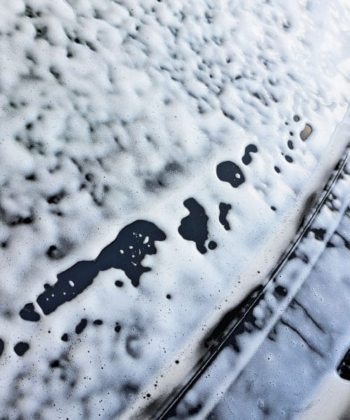 Nedeljsko pranje avtomobila: tiha slovenska navada, ki razkriva več, kot si mislimo