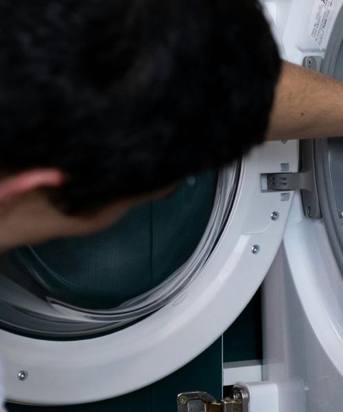 Najpogostejša napaka pri pranju perila v hladnih mesecih – povzroča vonj po vlagi