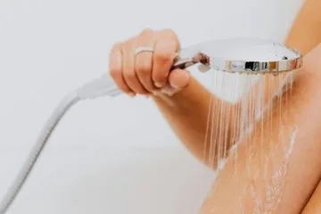 Ta napaka pod tušem lahko kožo postara hitreje, kot si mislite