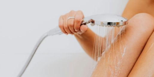 Hladen ali topel tuš? Odgovor ni tako preprost, kot se zdi