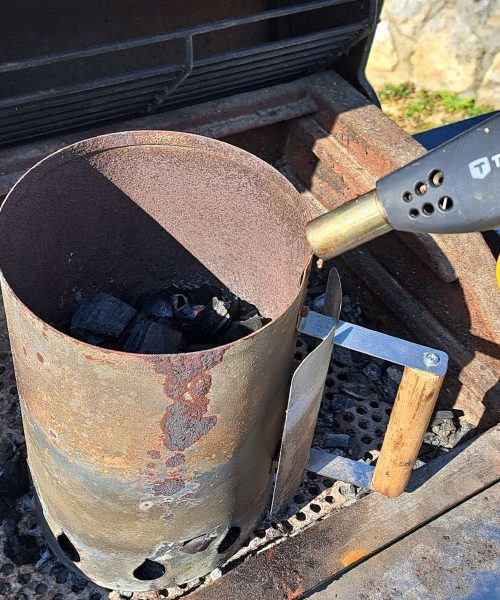 Kako najhitreje pripraviti oglje za žar? Poznamo preverjen trik s plinskim gorilnikom