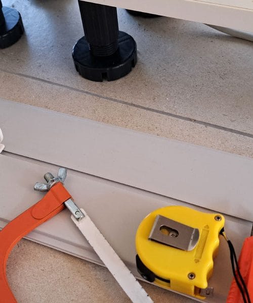 Pet stvari, ki vam bodo olajšale ureditev PVC cokla v kuhinji