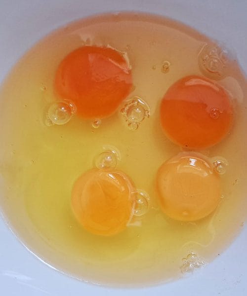 Kako prepoznaš domače jajce? Razlika se skriva v rumenjaku in še marsičem