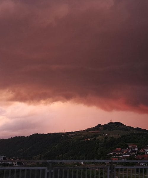 V tem slovenskem mestu so imeli včeraj sončni zahod posebnih barv