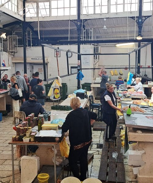 Ribarnica (peškarija) v Splitu je tempelj svežih rib, kjer začutite pristen utrip mesta