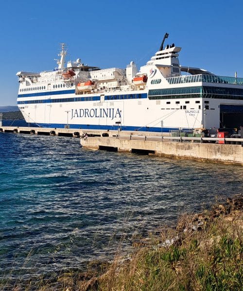 Električna vozila na trajektih: zakaj Jadrolinija priporoča dodatno obvestilo