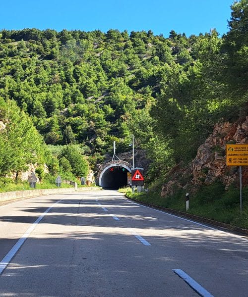 Najdaljši predori na Hrvaškem: podzemna kraljestva, ki povezujejo obale in gore