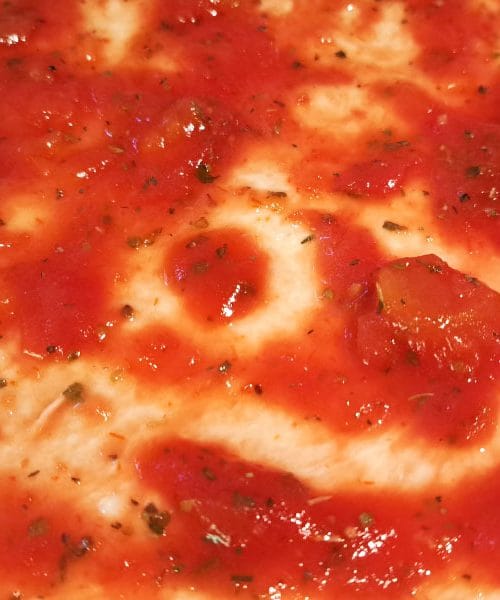 Začimbe, ki jih Italijani dodajajo v paradižnikovo omako za pico