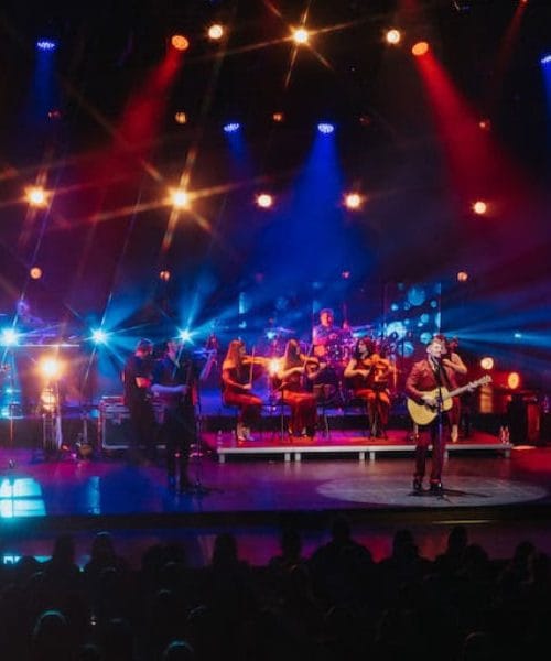 Iz Cankarjevega doma v Križanke: Žan Serčič razprodal dvorano in ganil občinstvo