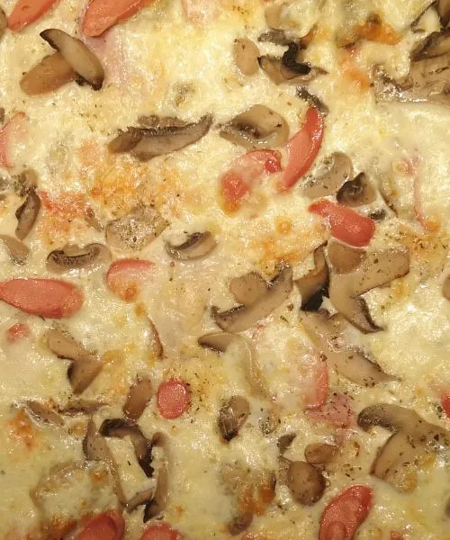 Domača pizza, ki vedno uspe: preprost recept za popoln večer doma
