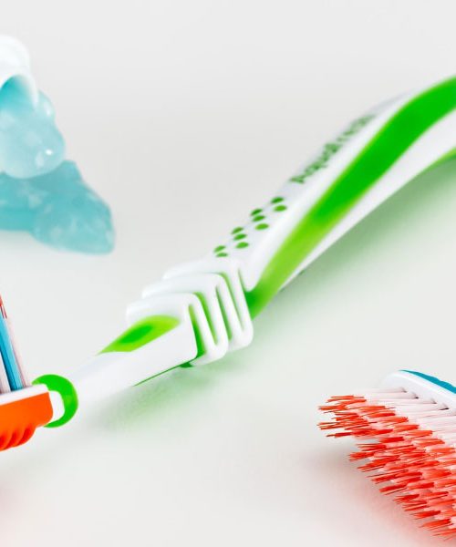 Najprej zmočiti zobno ščetko ali nanesti zobno pasto? Večna dilema vsakdanjega rituala