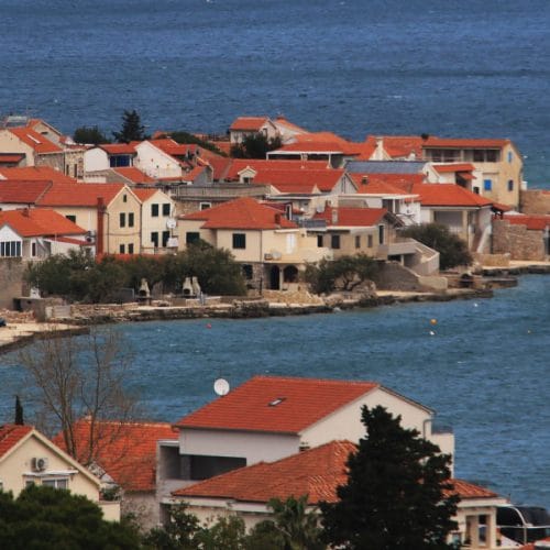 Cene apartmajev na Hrvaškem: za družino se razlika hitro povzpne na več sto evrov