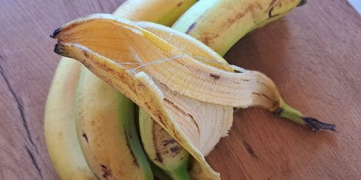 Bananine olupke dajte v steklenico, voda bo uporabna na vrtu in v sadovnjaku