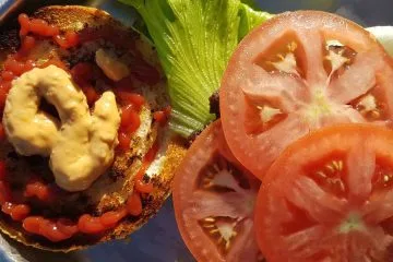 Iz le dveh sestavin dobite omako za burgerje, ki preseneti skoraj vsakogar