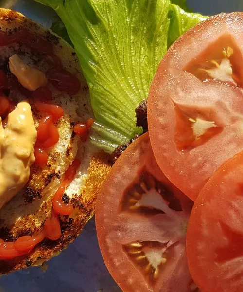 Iz le dveh sestavin dobite omako za burgerje, ki preseneti skoraj vsakogar