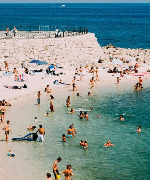 Francija napoveduje konec kajenja na otroških igriščih, plažah in v parkih
