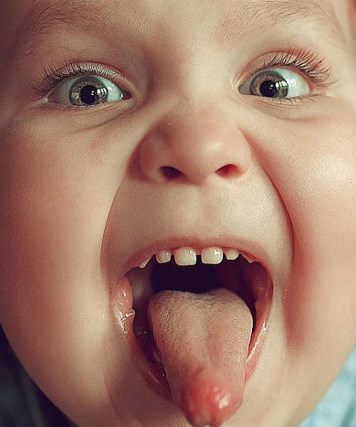 Ščetkanje jezika skoraj pomembnejše od zob, opozarjajo stomatologi