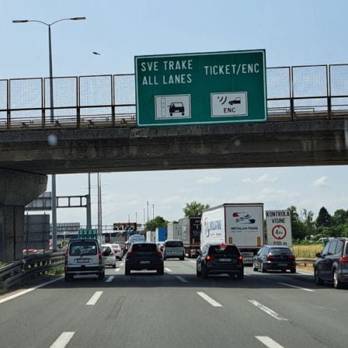 Pot proti Zagrebu bo počasnejša, promet je preusmerjen na polovico avtoceste