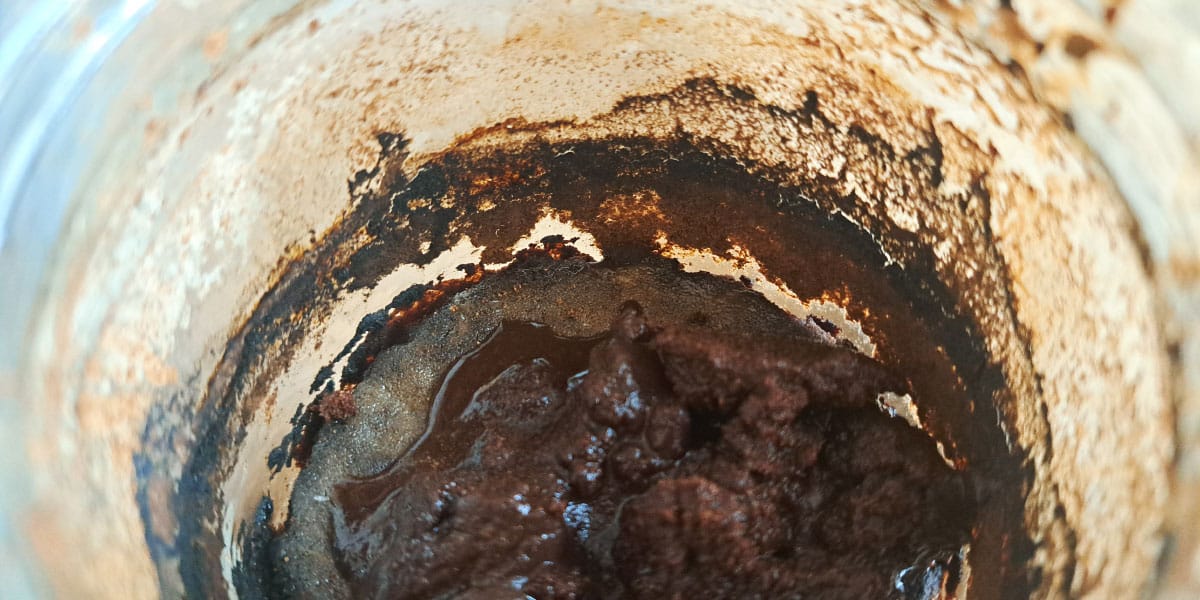 Kozarec s kavnimi usedlinami