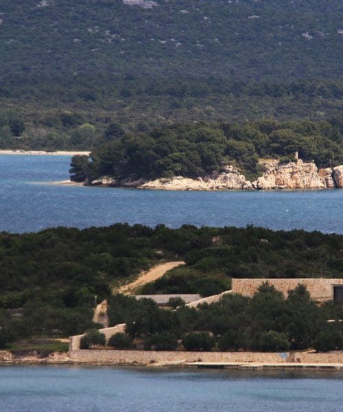 Otok ljubezni pri Pirovcu: štiri imena, ena zgodba