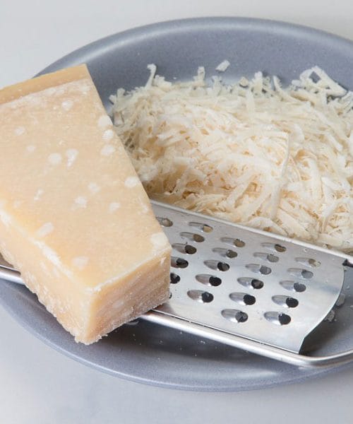 Ne zavrzite skorje od parmezana – domači kuharji razkrivajo, kako jo izkoristiti