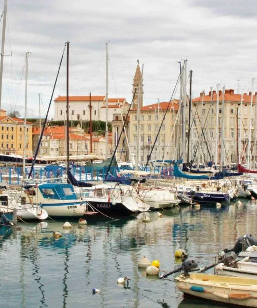 Na Primorskem burja odnese eno, morje pa vrne drugo
