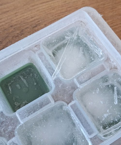 Uporabite ledene kocke z kisom za naravno odstranjevanje plevela