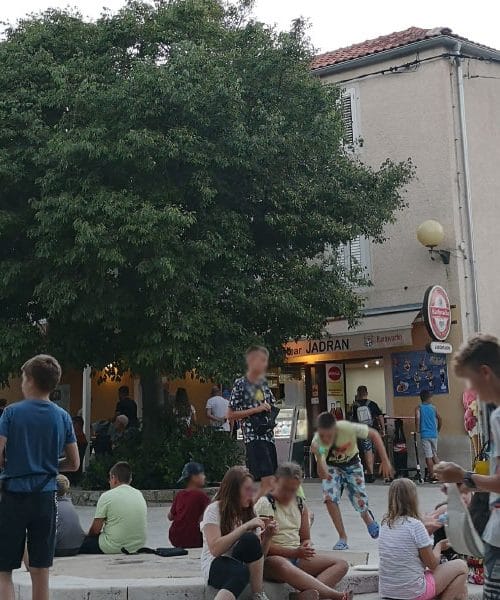 Na dopustu moramo kuhati, pospravljati in zjutraj po kruh – ali so to sploh še počitnice?