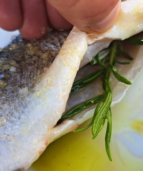 Dodajamo rožmarin v ribo, preden jo spečemo na žaru, ali ne?