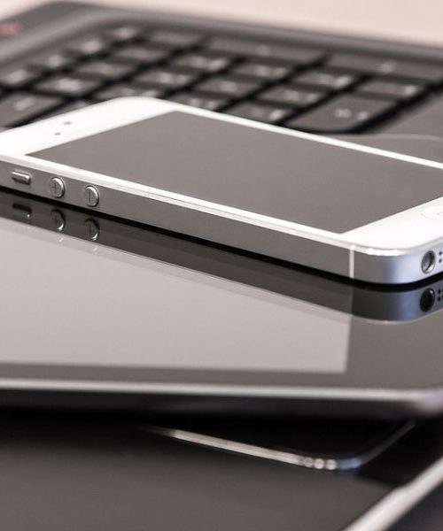 Zakaj je bolje, da je telefon na mizi vedno z zaslonom navzdol