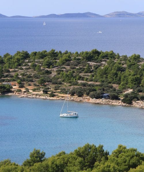 Uvala Kosirina: priljubljena točka za sidranje med Pašmanom in Šibenikom