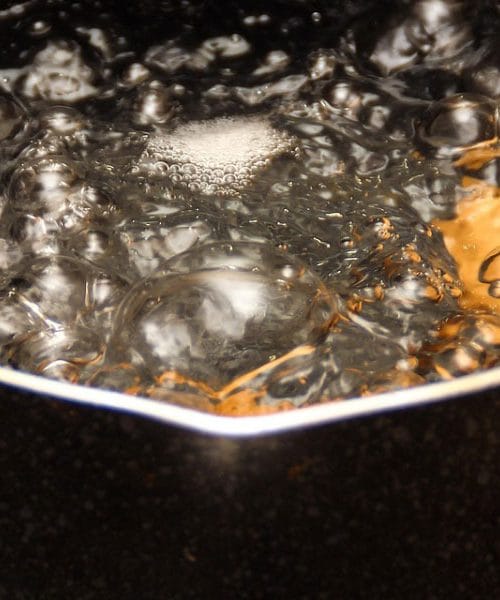 Vrela voda namesto strupa: preverjen trik za uničenje plevela