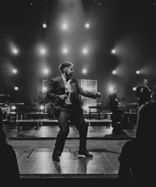 Žan Serčič – Nekdo: koncertna iskrenost, ki bo jeseni dobila studijsko obliko