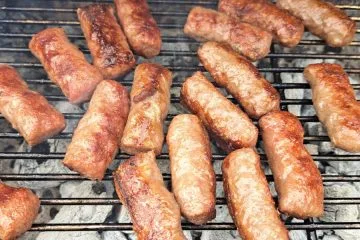 Koliko mesa kupiti za piknik: napaka, zaradi katere po žaru ostane preveč hrane