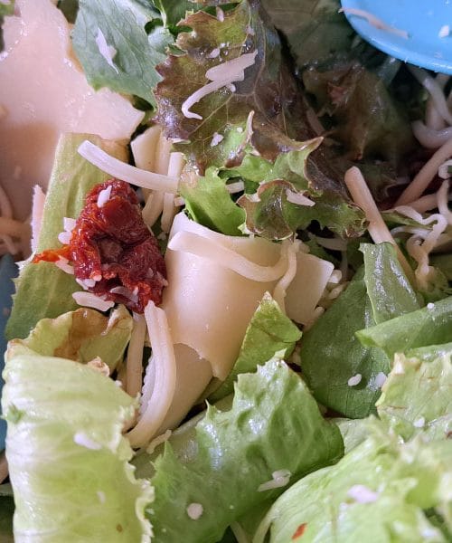 Kako popestriti domačo solato? Dodajte ji suhe vložene paradižnike