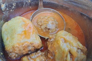 Popolne filane paprike: skrivnost je v nadevu, omaki in počasnem kuhanju