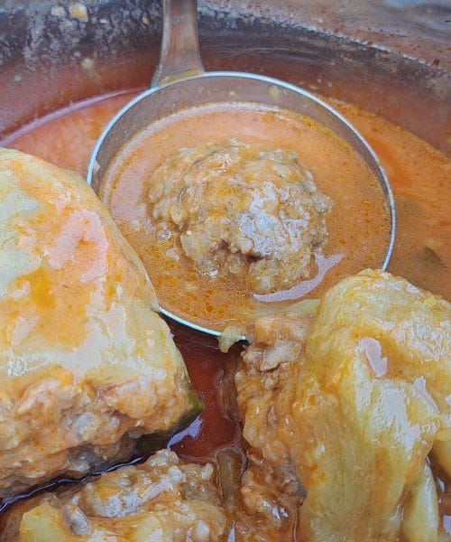 Popolne filane paprike: skrivnost je v nadevu, omaki in počasnem kuhanju