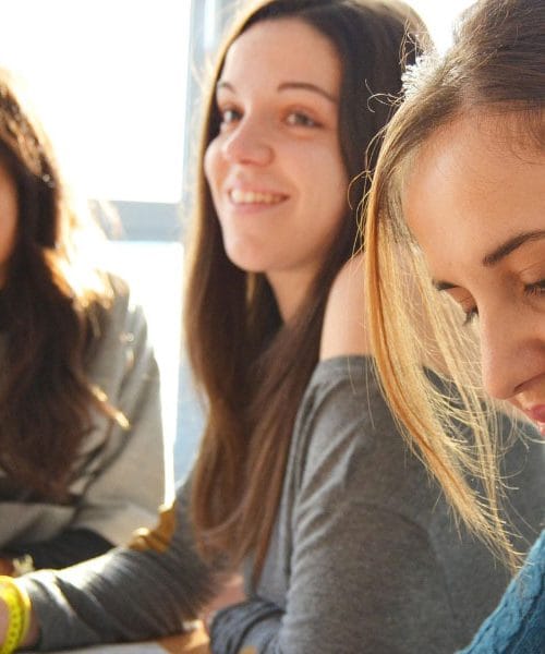 Tiha moč telesa: 6 neverbalnih navad, ki razkrivajo vašo samozavest brez besed