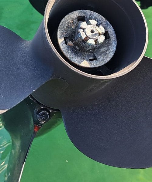 Zakaj vožnja z udarjenim propelerjem lahko uniči izvenkrmni motor