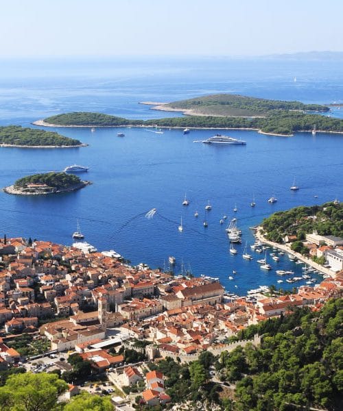 Luksuz sredi Jadrana: pred Hvarom zasidrana superjahta Emerald Azzurra