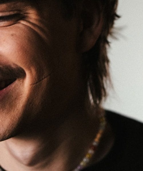 Jon Vitezič z novo pesmijo Padava potrjuje svojo glasbeno smer