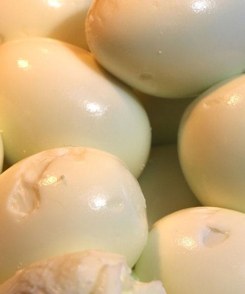 Kako porabiti kuhana jajca: preproste ideje, da ne ostanejo v hladilniku