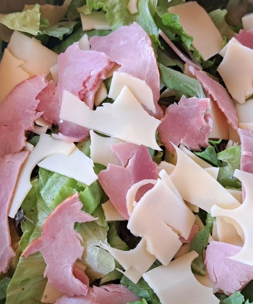 Ta poletna solata je lahka, sveža in pripravljena v desetih minutah