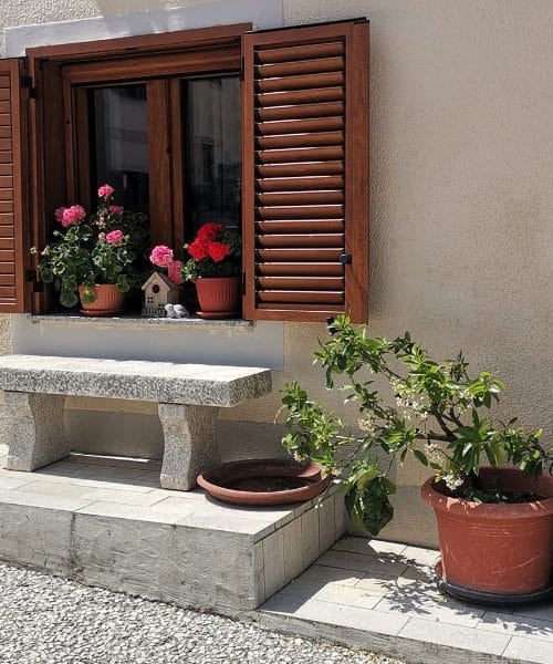 Okrašene okenske police na slovenskem Krasu očarajo vsakogar