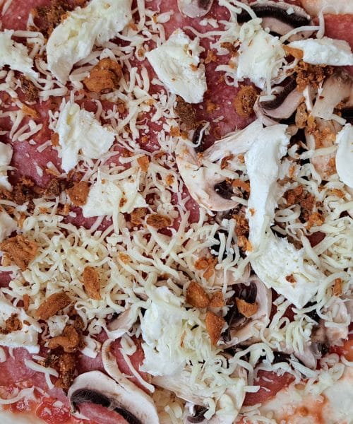 Kako najbolje natrgati mocarelo na pici, da se bo lepo stopila