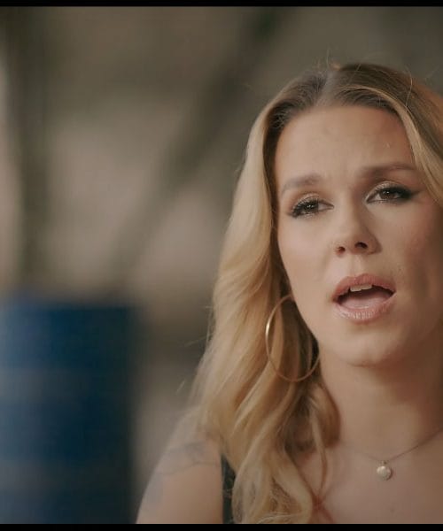 Nika Zorjan z novo skladbo Lažnive oči: iskrena izpoved z močnim sporočilom