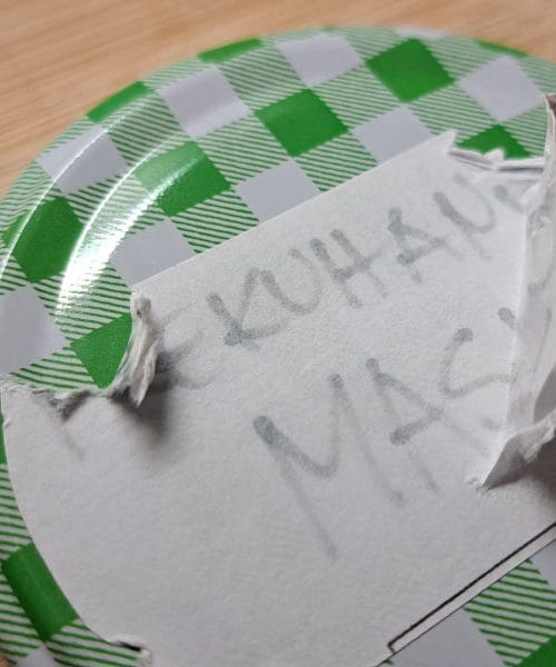 Tako boste zares enostavno odstranili nalepko s pokrovčka kozarca