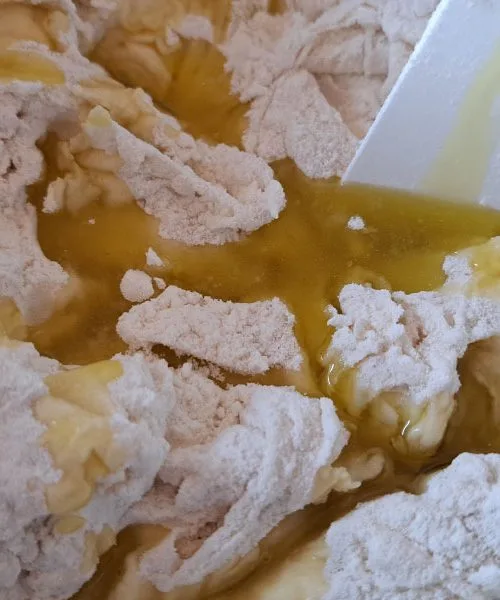 Domača pica z dolgim vzhajanjem: recept, zaradi katerega je večer takoj boljši