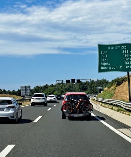 Številni Slovenci ne vedo, da je na tem delu avtoceste proti Dalmaciji omejitev 100 km/h